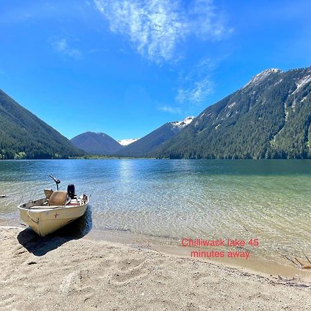 Private 2 Bedrooms Suite Near Hwy 1, Cultus Lake, Heritage Park, Fishing, Coliseum 칠리왝 외부 사진