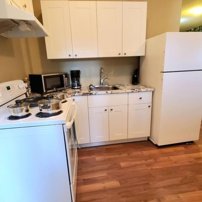 Private 2 Bedrooms Suite Near Hwy 1, Cultus Lake, Heritage Park, Fishing, Coliseum 칠리왝 외부 사진