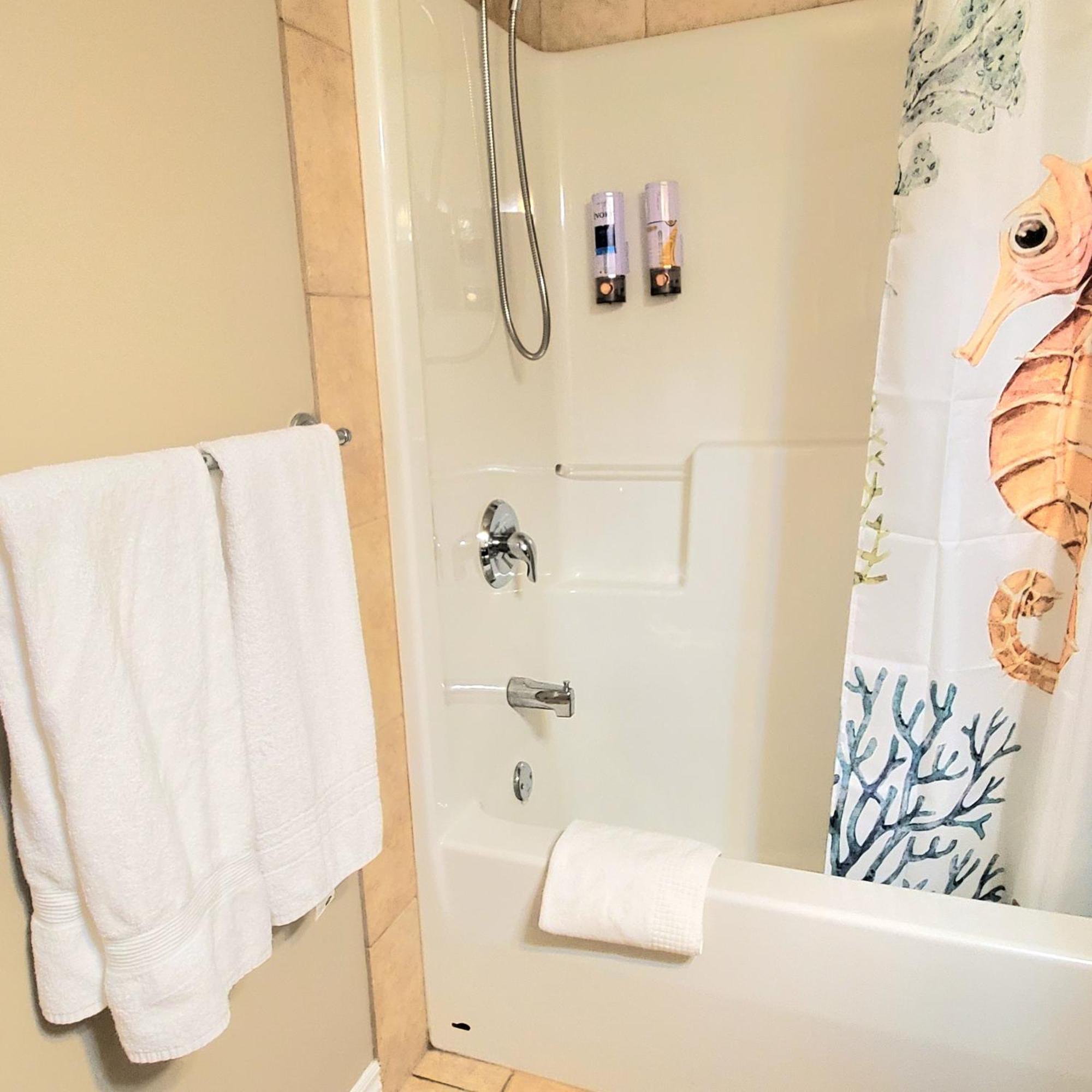 Private 2 Bedrooms Suite Near Hwy 1, Cultus Lake, Heritage Park, Fishing, Coliseum 칠리왝 객실 사진